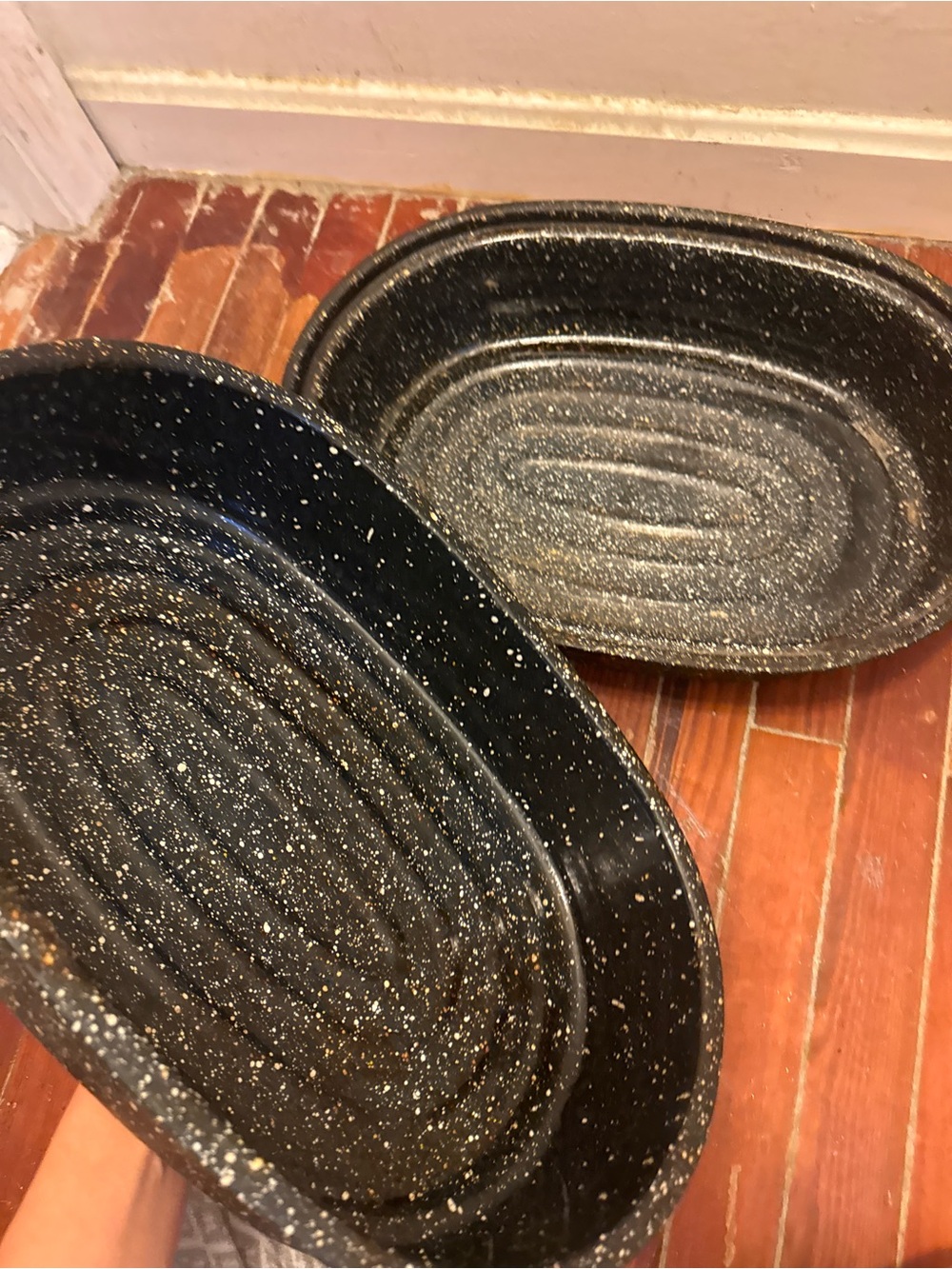 Speckled Black Turkey Roaster with Lid - Classic Oven-to-Table Roasting Pan - Picture 3 of 4